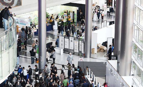입장 전부터 많은 인파 몰린 서울국제불교박람회