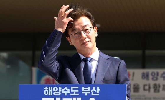 머리 정리하는 전재수