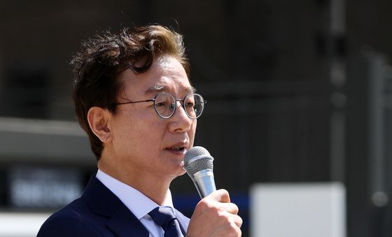 해양수산부 부산청사 앞에서 출마 선언하는 전재수