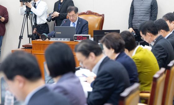 의사봉 두드리는 맹성규 위원장