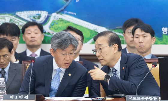 대화 나누는 국토부 장차관