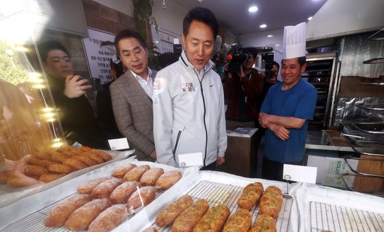 '쌍리단길' 상인 만난 오세훈 서울시장