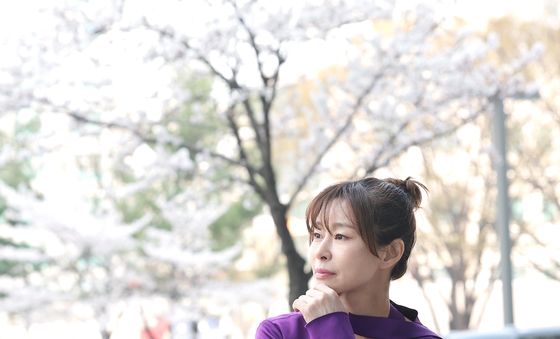 예지원, 봄 날의 우아한 '홍도'