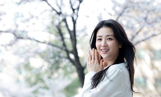 박하선, 벚꽃 아래 너무 예쁜 '홍도'