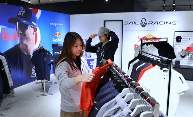 롯데백화점, 국내 최초 '세일 레이싱x레드불' 팝업 개최