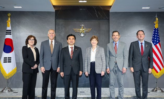 미 상원의원단과 기념촬영하는 안규백 장관