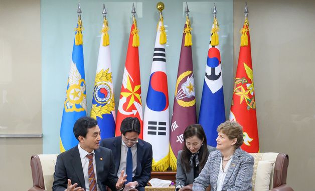 안규백 장관, 미 상원의원단 접견