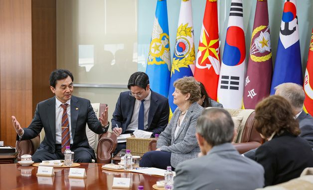 미 상원의원단 접견하는 안규백 국방부 장관