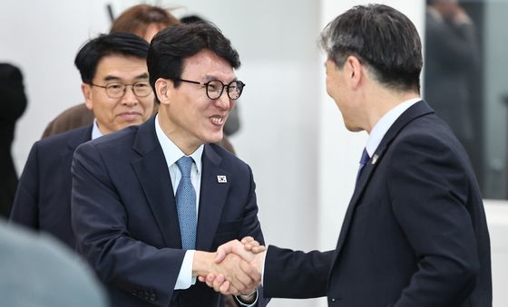 인사 나누는 김민석 총리