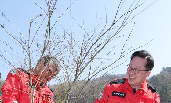 나무 심는 이장우 대전시장