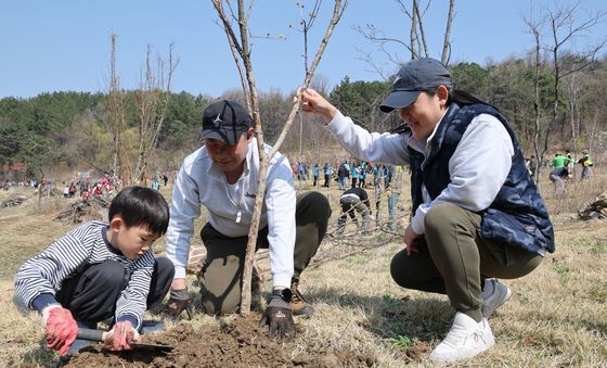 엄마아빠랑 함께 나무 심어요