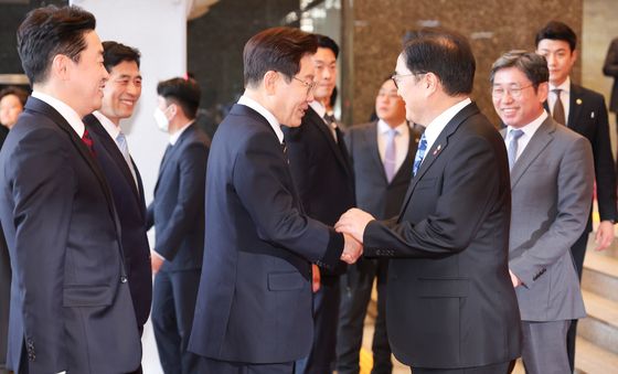 우원식 의장과 인사하는 이재명 대통령