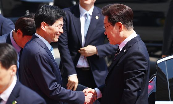 김민기 국회 사무총장과 인사하는 이재명 대통령