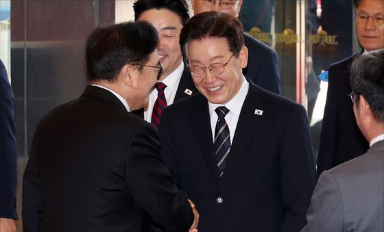 우원식 국회의장과 인사 나누는 이재명 대통령