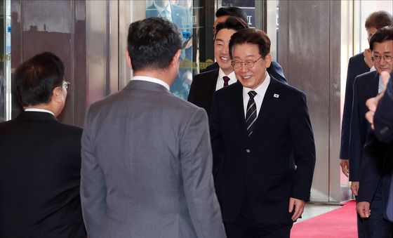국회 들어서는 이재명 대통령