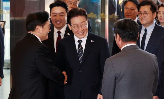 우원식 국회의장과 인사하는 이재명 대통령