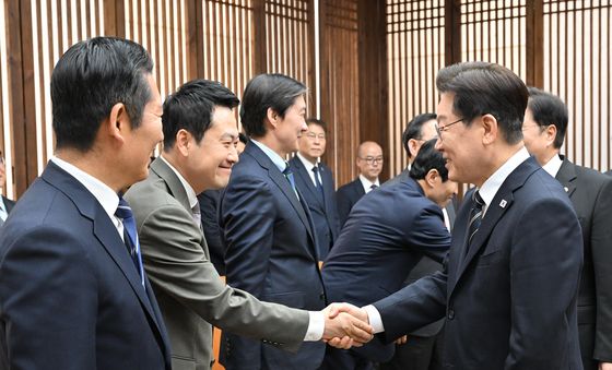 장동혁 대표와 악수하는 이재명 대통령