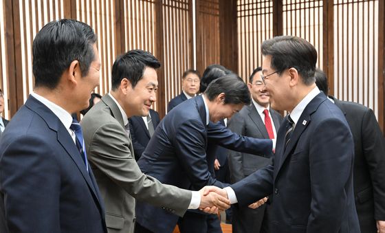 이재명 대통령, 장동혁 대표와 악수