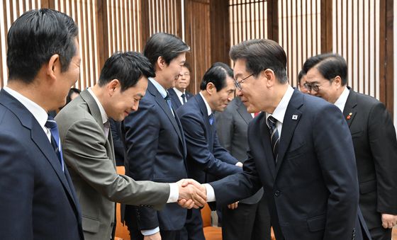 장동혁 대표와 악수하는 이재명 대통령