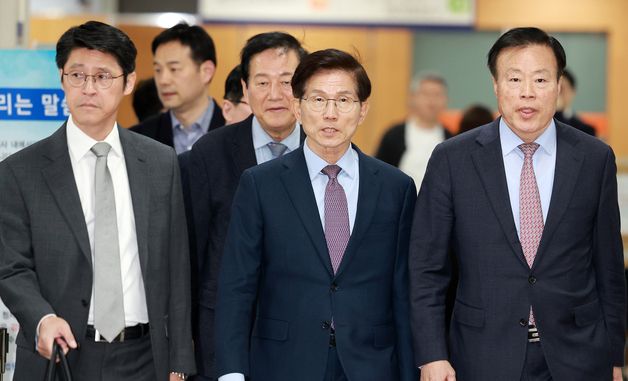 김문수 전 장관, 21대 대선 선거법 위반 재판 출석