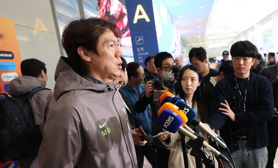 취재진과 대화하는 홍명보 감독