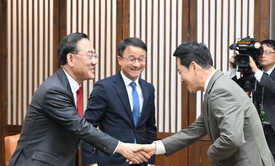 주호영 부의장과 악수하는 장동혁 대표