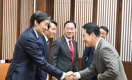 악수하는 장동혁·조국 대표