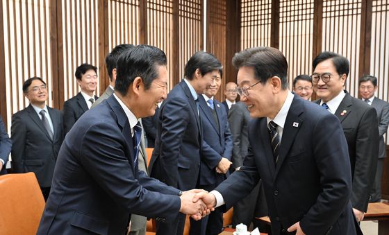 정청래 대표와 악수하는 이재명 대통령