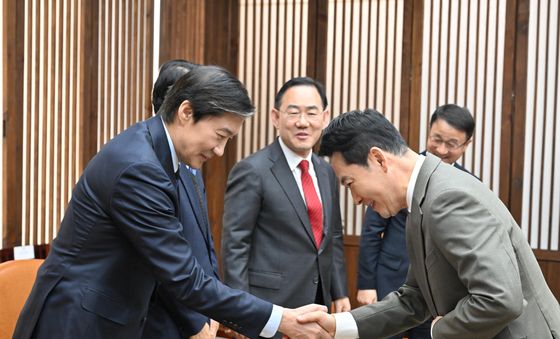 악수하는 장동혁·조국 대표