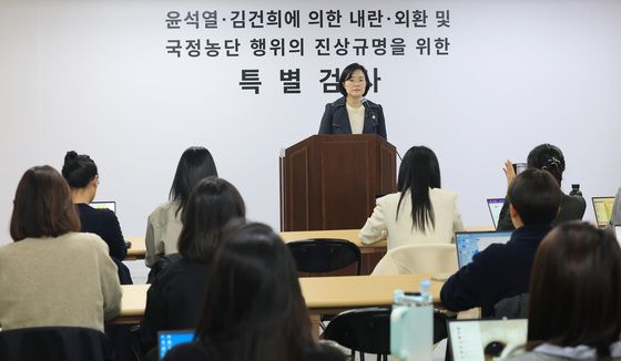 언론브리핑하는 김지미 특검보