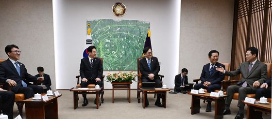 사전 환담 갖는 이재명 대통령