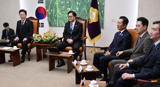 국회 찾아 환담 나누는 이재명 대통령