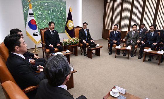 국회의장-여야 원내대표와 환담 나누는 이재명 대통령