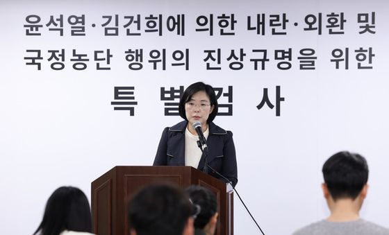 브리핑하는 김지미 특검보