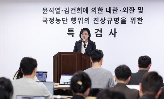 강제수사 착수한 2차 종합특검, 브리핑 하는 김지미 특검보