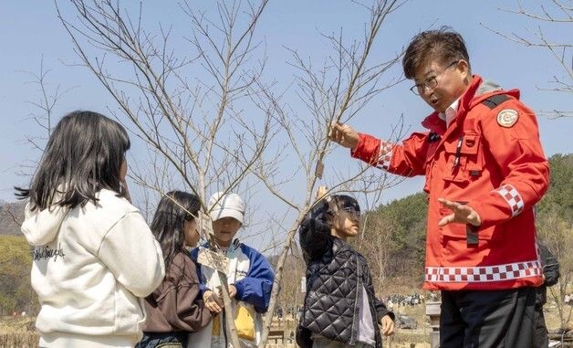 어린이와 함께 나무심는 최충규 대덕구청장