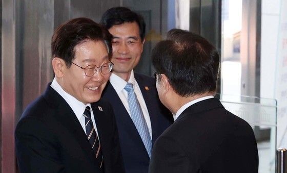 국회에서 우원식 국회의장과 인사 나누는 이재명 대통령