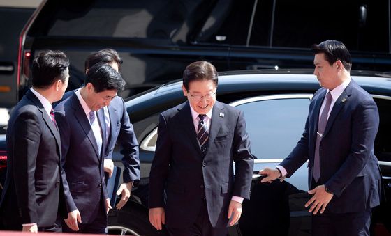 국회 들어서는 이재명 대통령