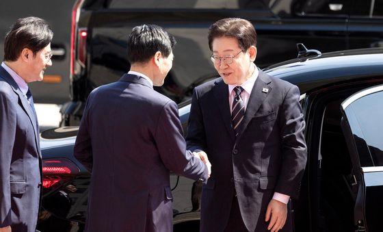 김민기 사무총장과 인사하는 이재명 대통령