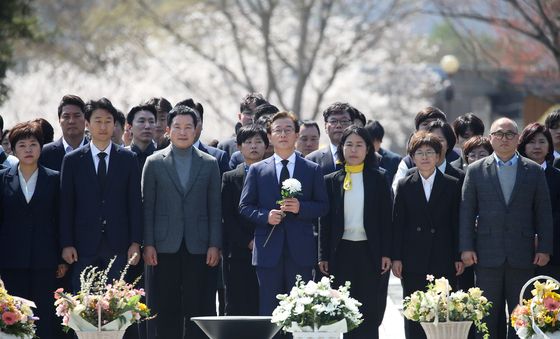 출마 선언 후 첫 공식 일정은 노무현 전 대통령 묘역 참배