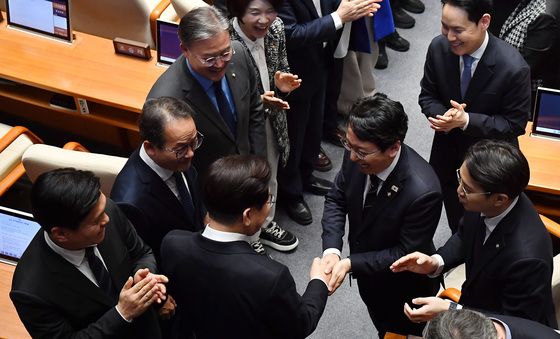 본회의장 인사나누는 이재명 대통령