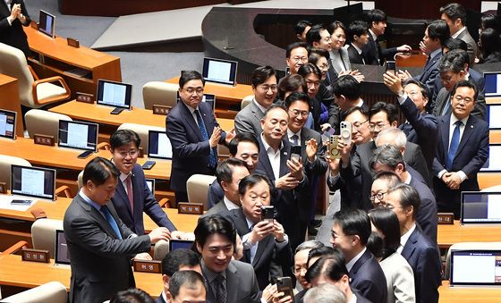 의원들과 인사나누는 이재명 대통령