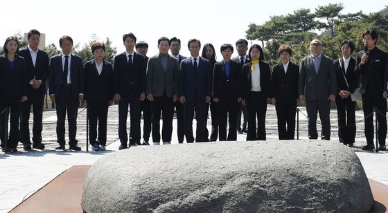 부산시장 출마 선언 전재수, 노무현 전 대통령 묘역 참배