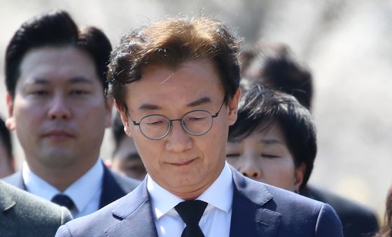 부산시장 출마 선언 전재수, 노무현 전 대통령 묘역 참배