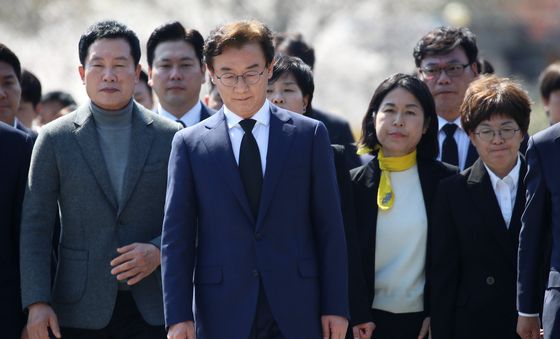 부산시장 출마 선언 전재수, 노무현 전 대통령 묘역 참배