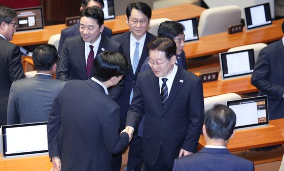 국민의힘 의원들과 인사하는 이재명 대통령