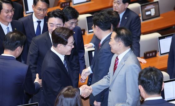 국민의힘 의원들과 인사하는 이재명 대통령