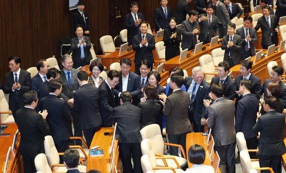 박수 받으며 입장하는 이재명 대통령