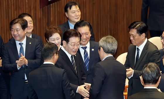 본회의장 들어서는 이재명 대통령