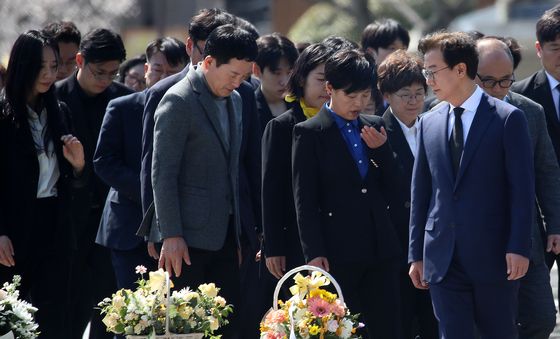 부산시장 출마 선언 전재수, 노무현 전 대통령 묘역 참배